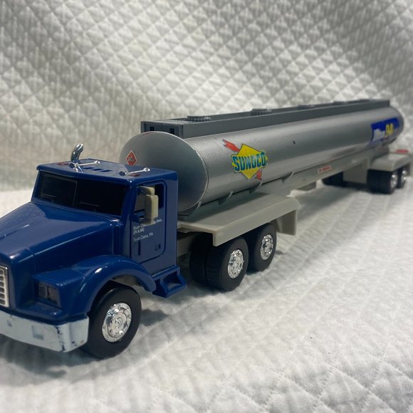 1994 Sunoco “Horn & Back-up alarm sounds” Tanker Truck, with running lights - Picture 2 of 15